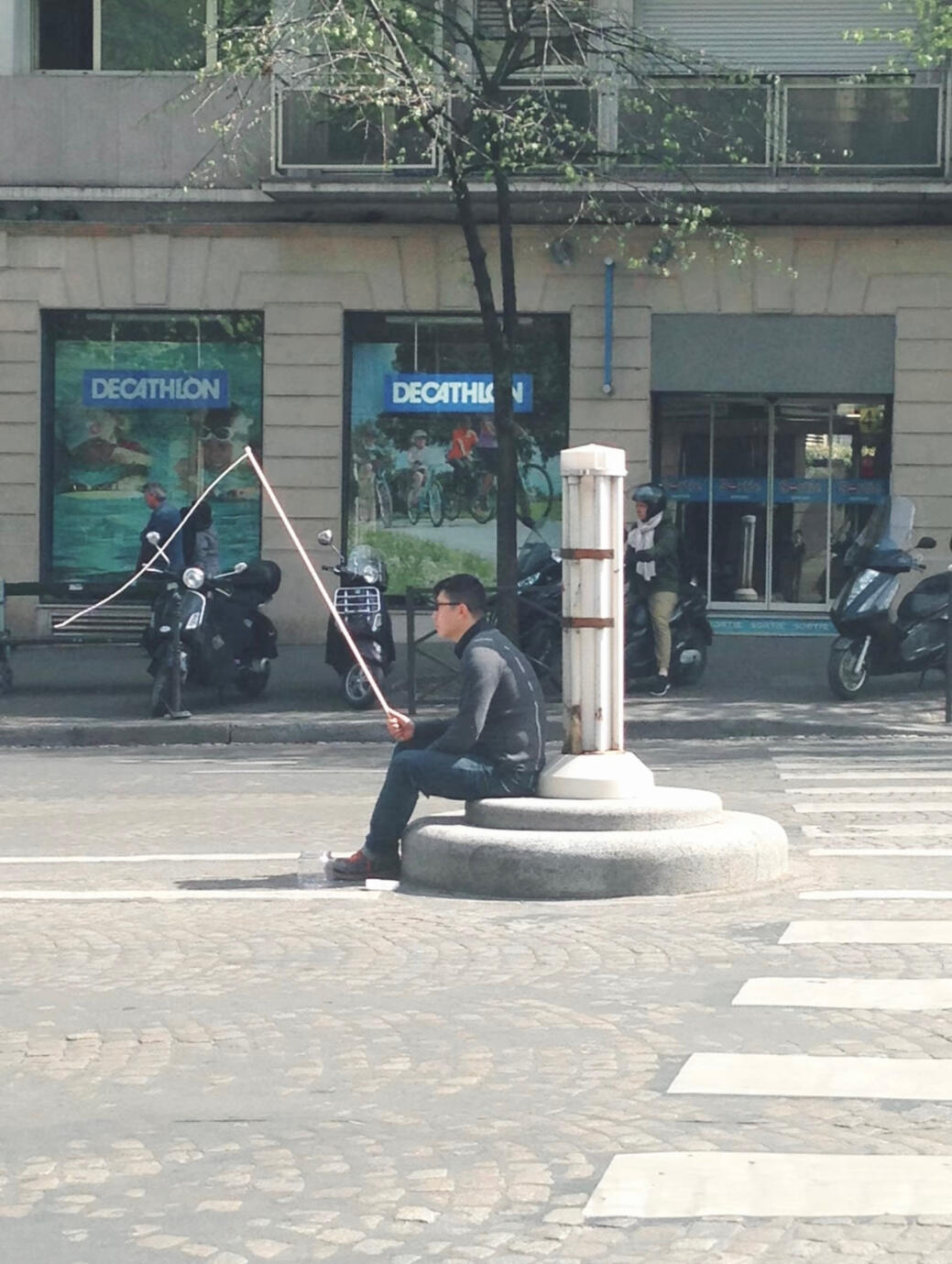 Pêcher dans le 17e, performance, vidéo 1’24”, Paris, 2017.