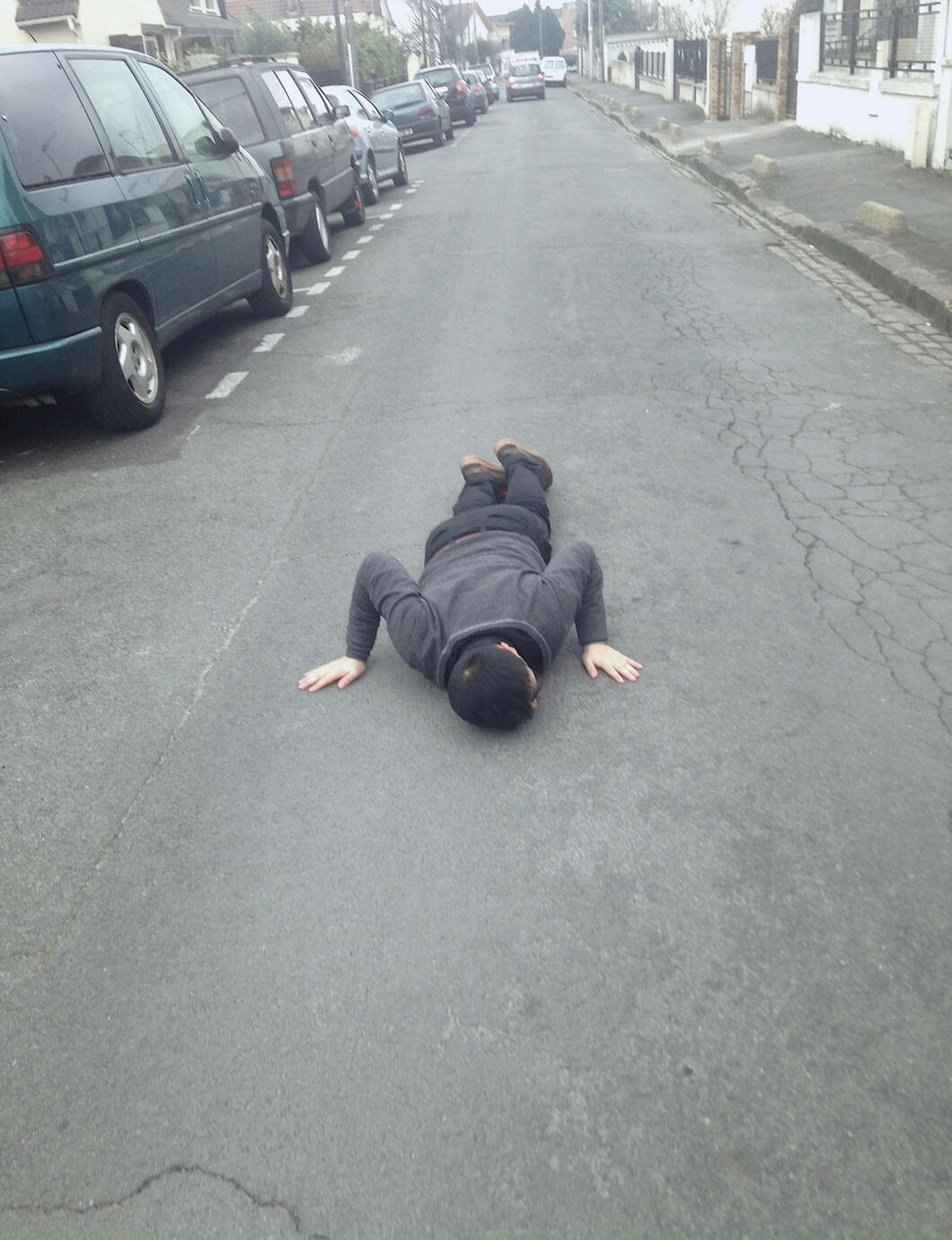Bonjour, performance, vidéo 1’14”, 2015.