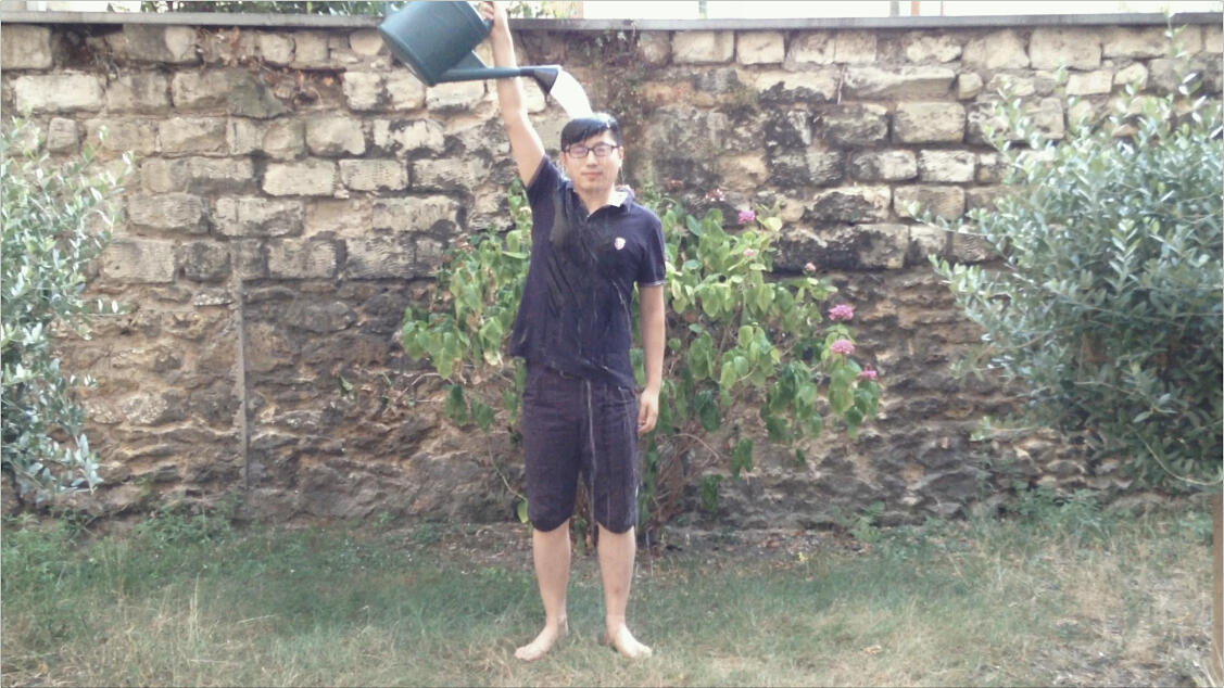 Arroser, performance, vidéo 46”, 2016.