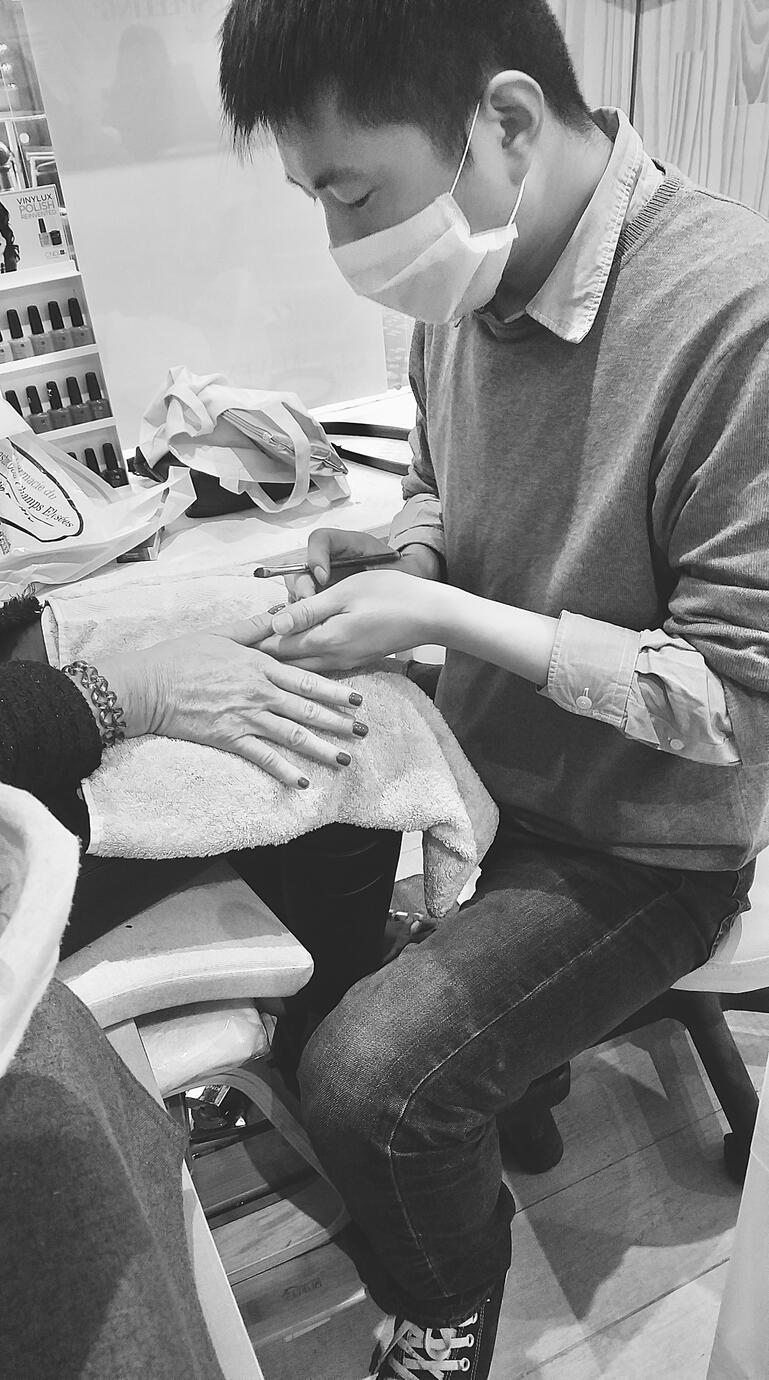 Performer la pose de vernis, 17 novembre 2019, Paris.