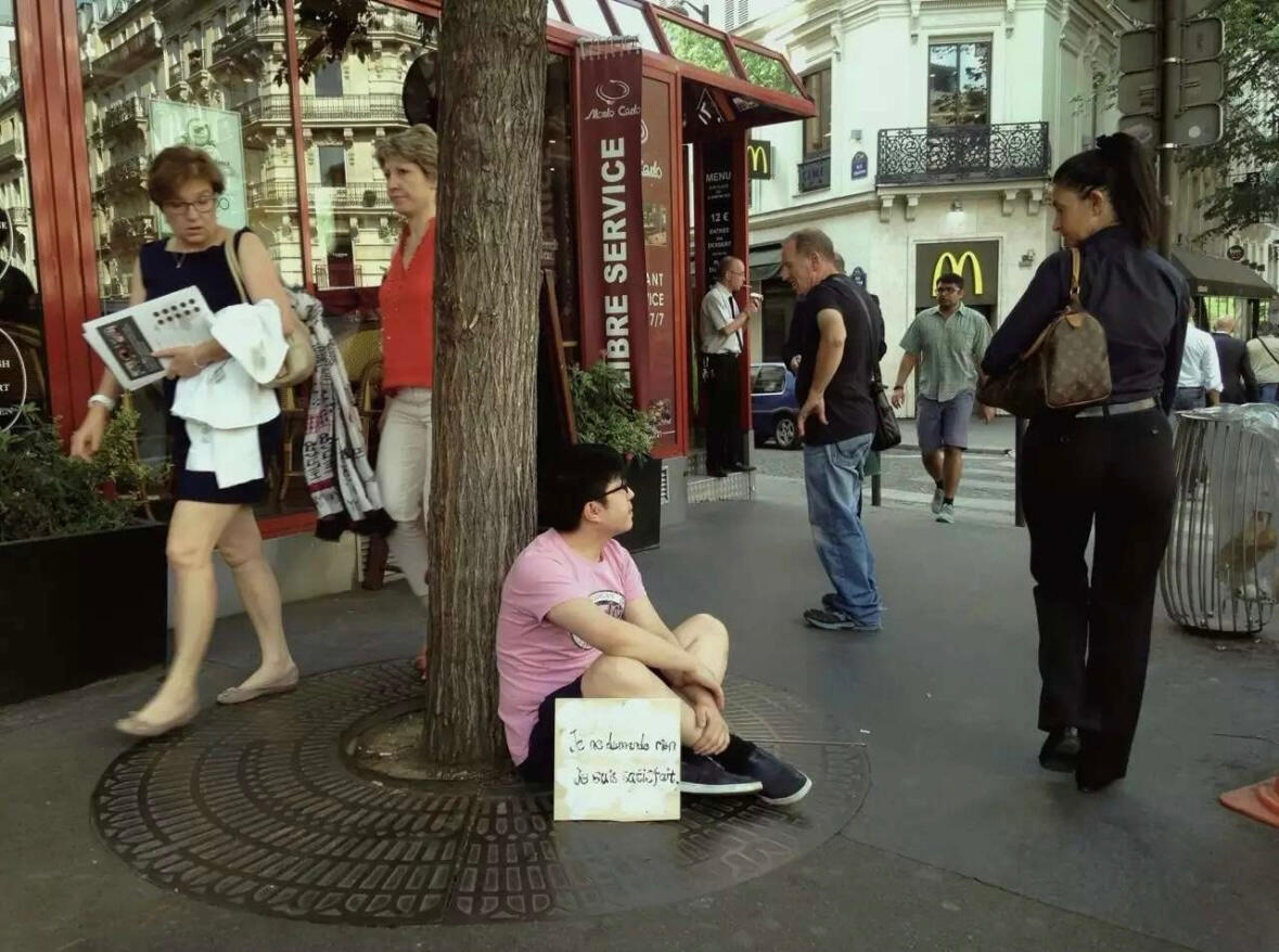 Je ne demande rien. Photographie performance, Paris(17e), 2016.