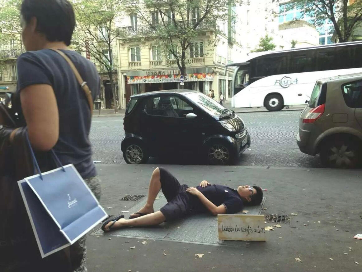 S’allonger à plat, photographie performance, Paris(17e), 2015.